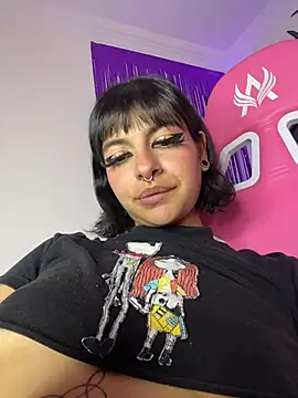 Larah_bell_uwu webcam