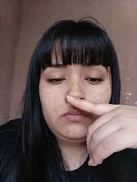 Luu_19 live cam on StripChat