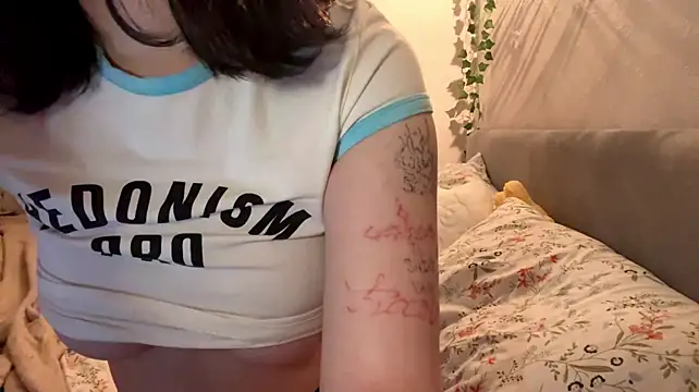 CurlieDoll live sex cam