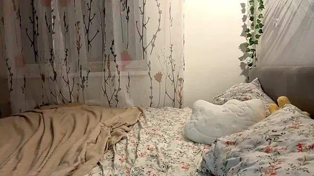 CurlieDoll webcam