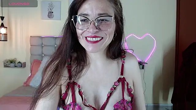 _naomi_s live cam on StripChat