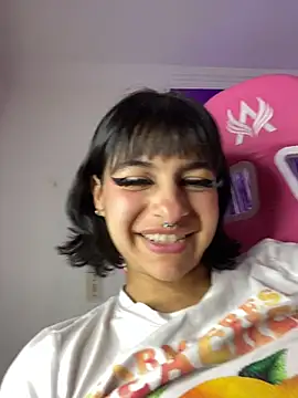 Larah_bell_uwu webcam