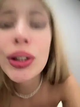 blonde_exe webcam
