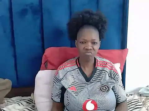 HugeTitties webcam
