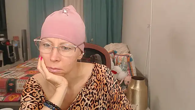 luxurynika (F mature) - a lot kisses pls guys for your queen