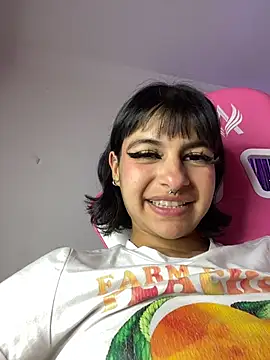Larah_bell_uwu webcam