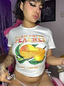 Larah_bell_uwu webcam