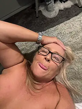 Blondnboujee53 webcam