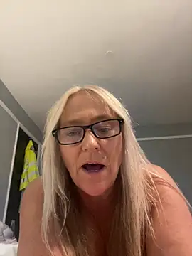 Blondnboujee53