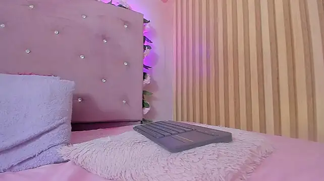 lovely__kiss__ live cam on StripChat