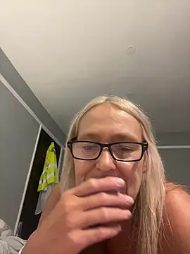 Blondnboujee53 webcam