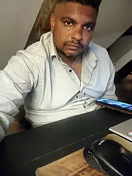 Bandusrilankasexymen live cam on StripChat