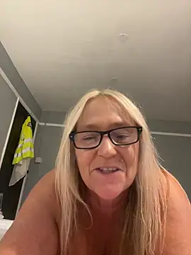 Blondnboujee53 webcam
