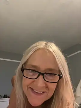 Blondnboujee53 webcam