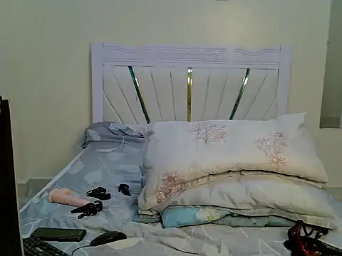 PrettyNoirr webcam