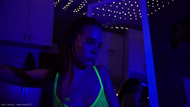 Moni_Carroll webcam