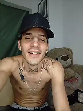 MaxHornyLatin webcam