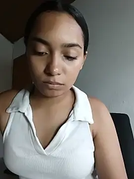 Leilaplus0s webcam