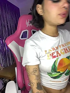 Larah_bell_uwu webcam