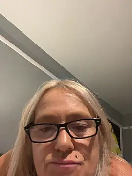Blondnboujee53 webcam