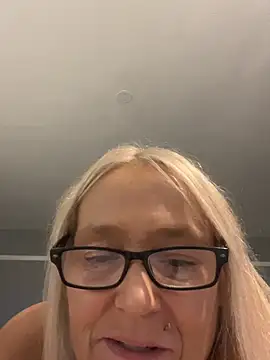 Blondnboujee53 webcam
