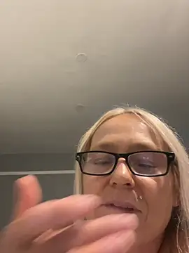 Blondnboujee53 webcam