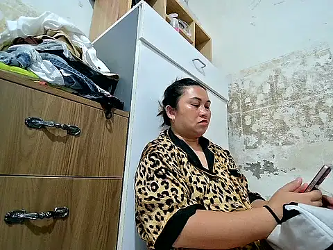 Laiskie_33 live cam on StripChat