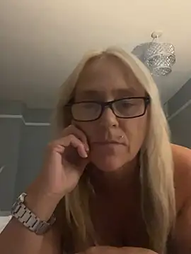 Blondnboujee53