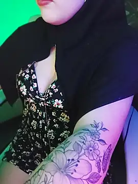 elinaax (F teen) - drops of milk on my tits 💦