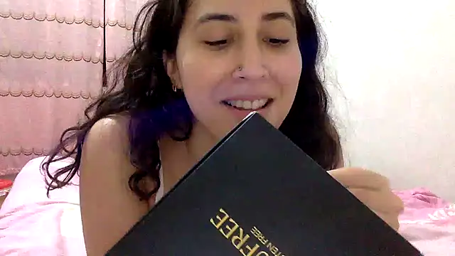 LatinDoll8 webcam