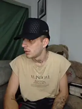MaxHornyLatin live cam on StripChat