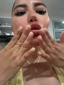 sukhakunis1 live sex cam