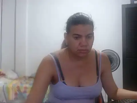 Adriana_0312 busty MILF cam model