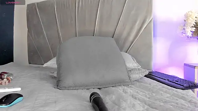 shana_03 (F young) - striptease / choose the music	💃