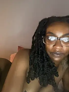 PrincessRayari live cam on StripChat