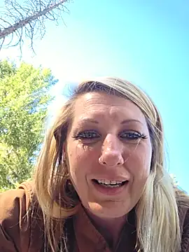 SheIsSomething webcam
