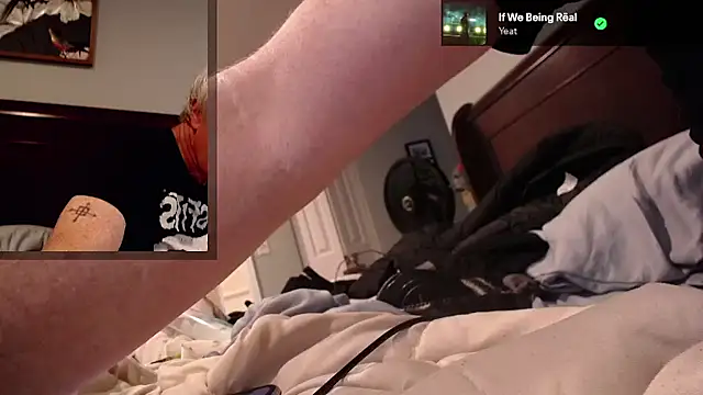 Snarfle82 live cam on StripChat