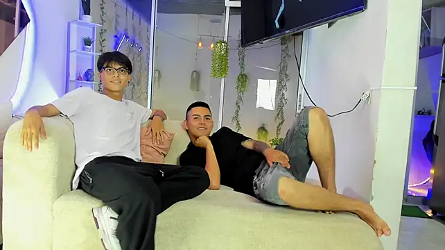 Houseofwarrios live cam on StripChat
