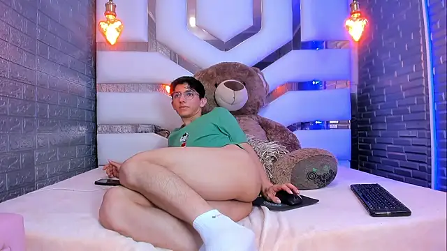 elangiraldo (M young) - Completely naked and cum show.