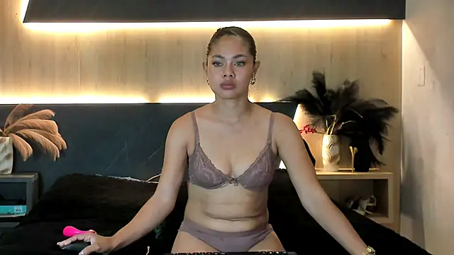 LorenaVarga live cam on StripChat