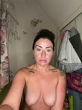 ValayaNoire live cam on StripChat