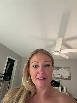 BlondeMilf82 live sex cam