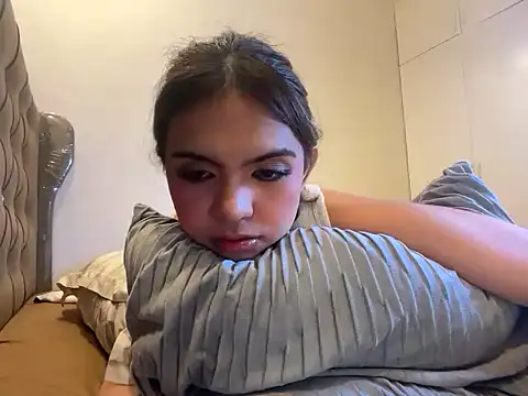 WomanofWorldTS webcam