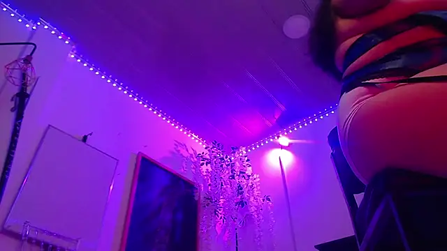 Sweet_lenna live cam on StripChat
