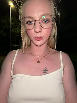 linaleana (F young) - Lt Outdoor Squirt Video 📹