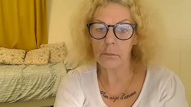 belgianshantie live cam on StripChat