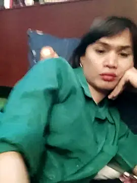 QueenSoreal live cam on StripChat