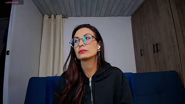 Swetisabella01 live cam on StripChat