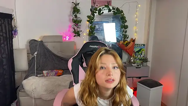 ari_kat live cam on StripChat