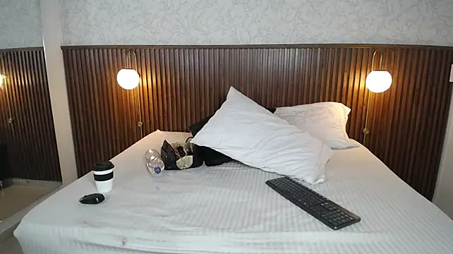 Ariana_Wayne webcam